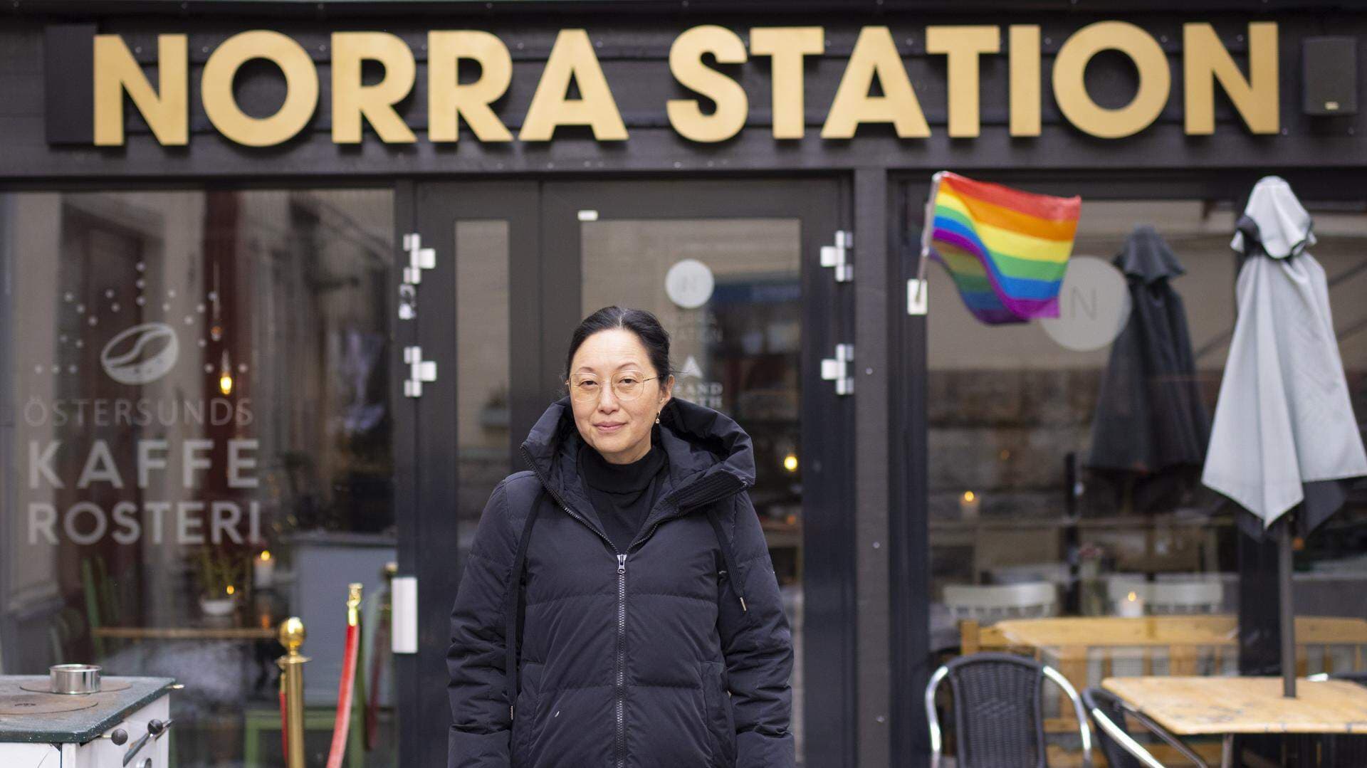 Tove Lifvendahl står utanför Norra station i Östersund