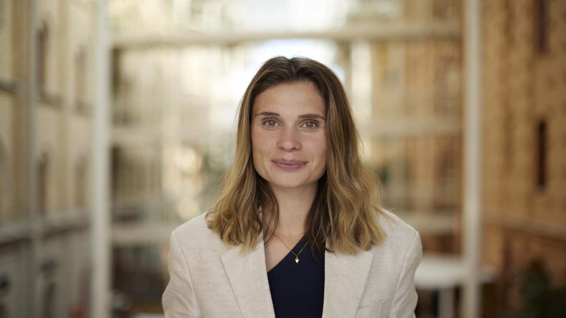 Olivia Åsberg har en ljus kavaj