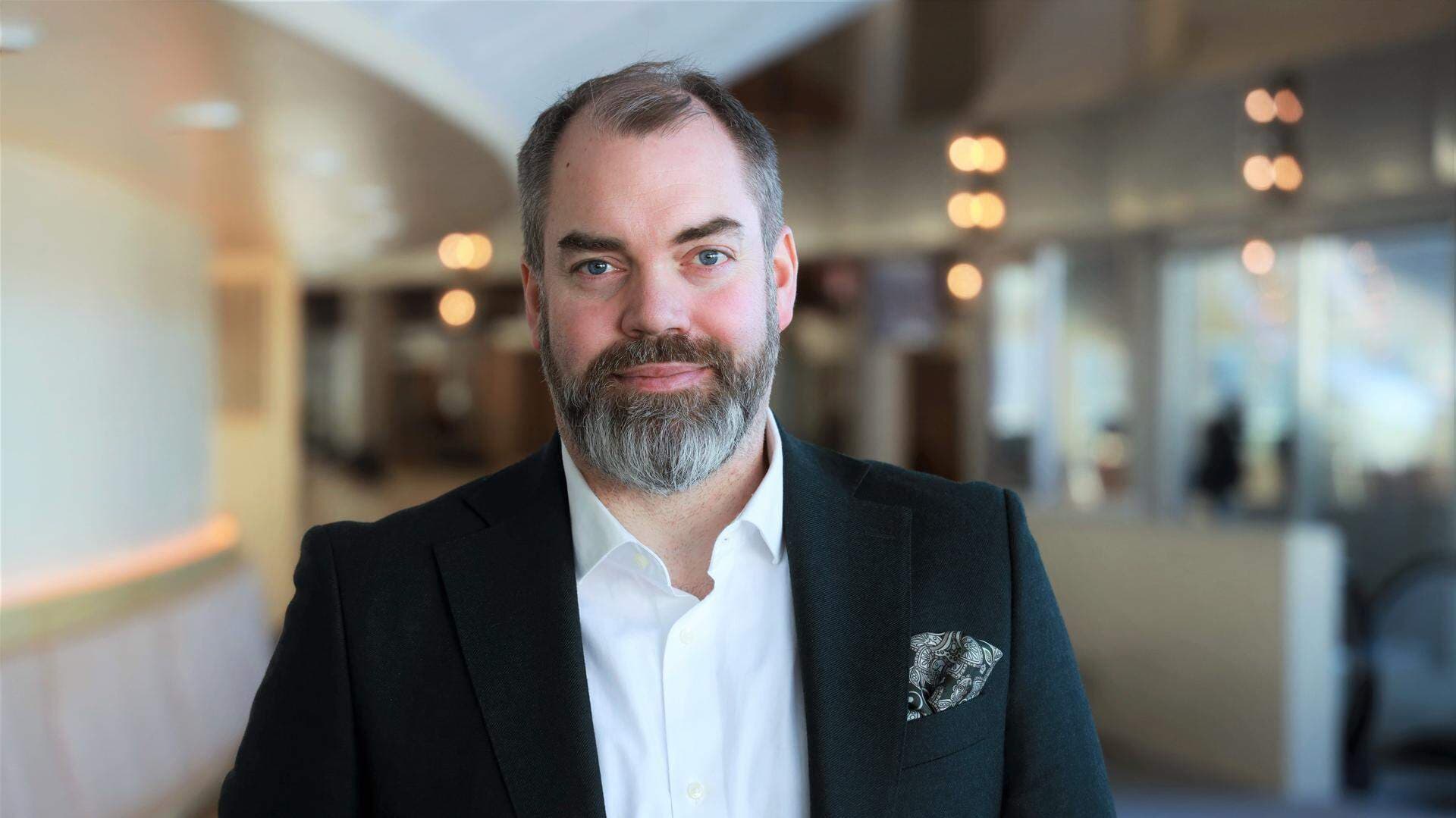 Fredrik Lundh Sammeli står i riksdagen.