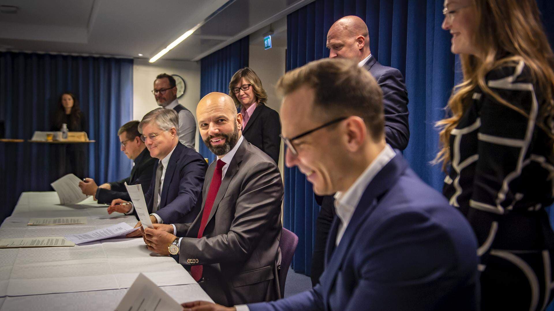 Veli-Pekka Säikkälä, avtalssekreterare IF Metall. Martin Wästfelt, ordförande i PTK:s förhandlingschefsgrupp. Mattias Dahl, vice vd Svenskt Näringsliv. Johan Ingelskog, avtalssekreterare Kommunal