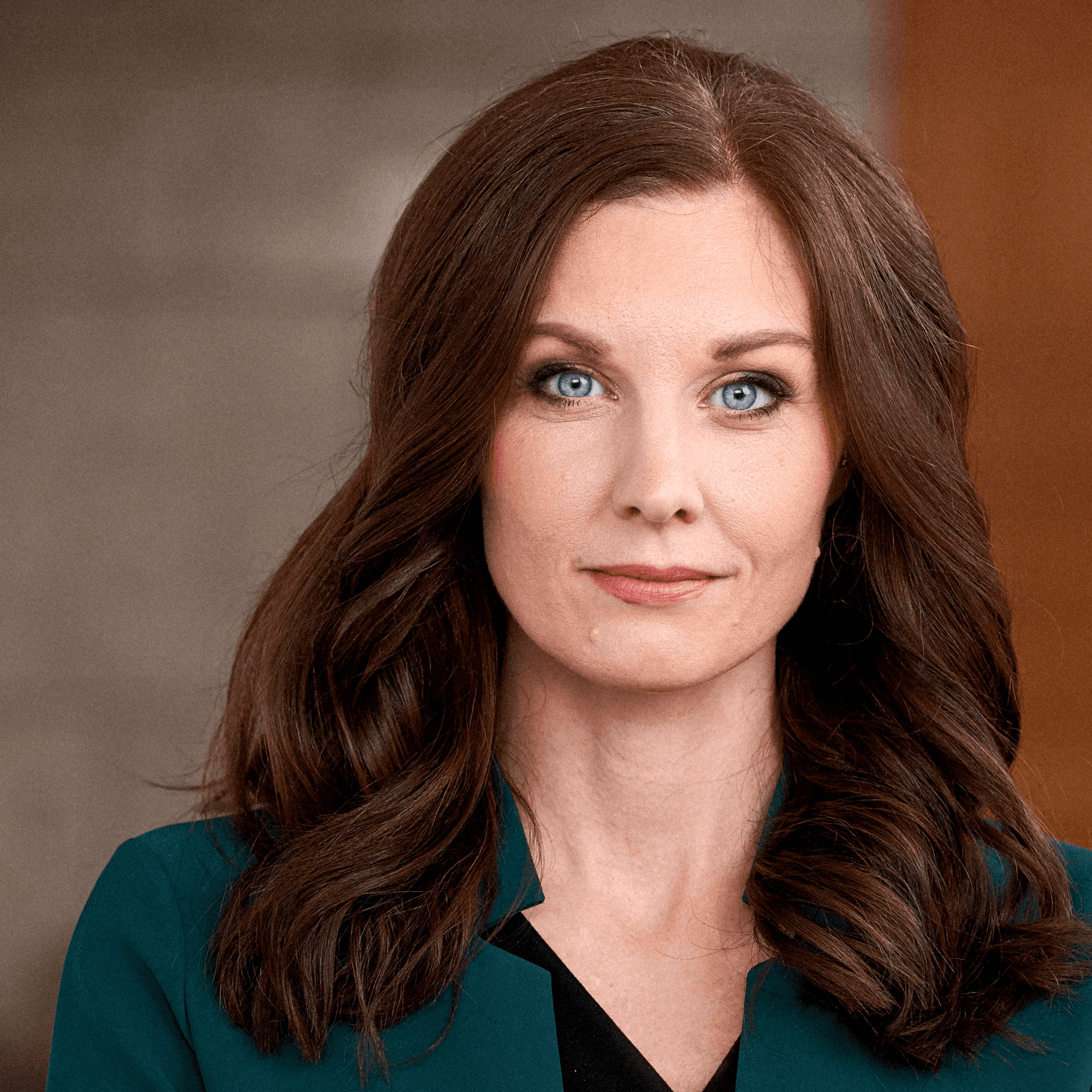 Camilla iklädd mörkgrön kavaj och svart blus