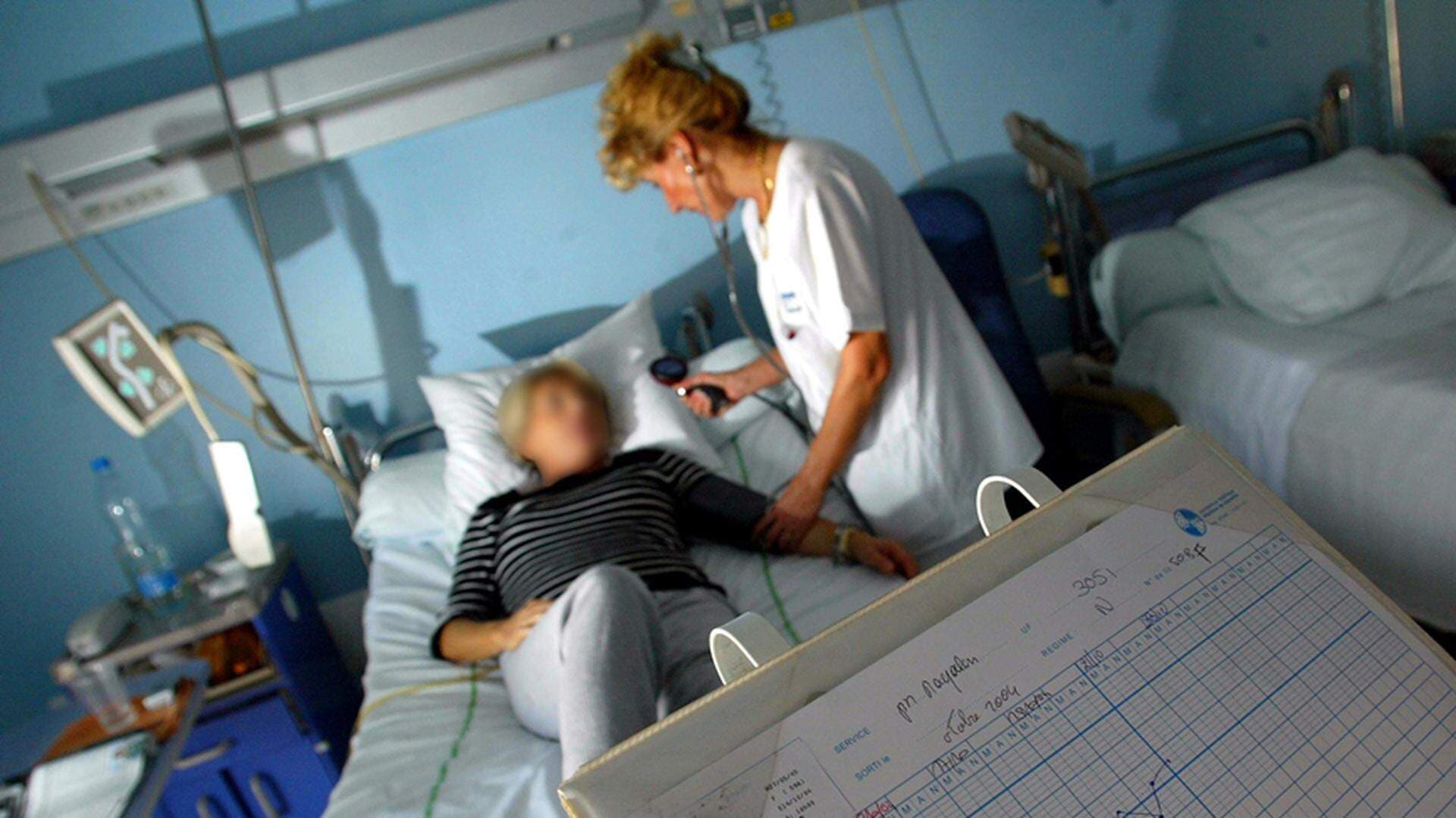 Sjuksköterska undersöker patient