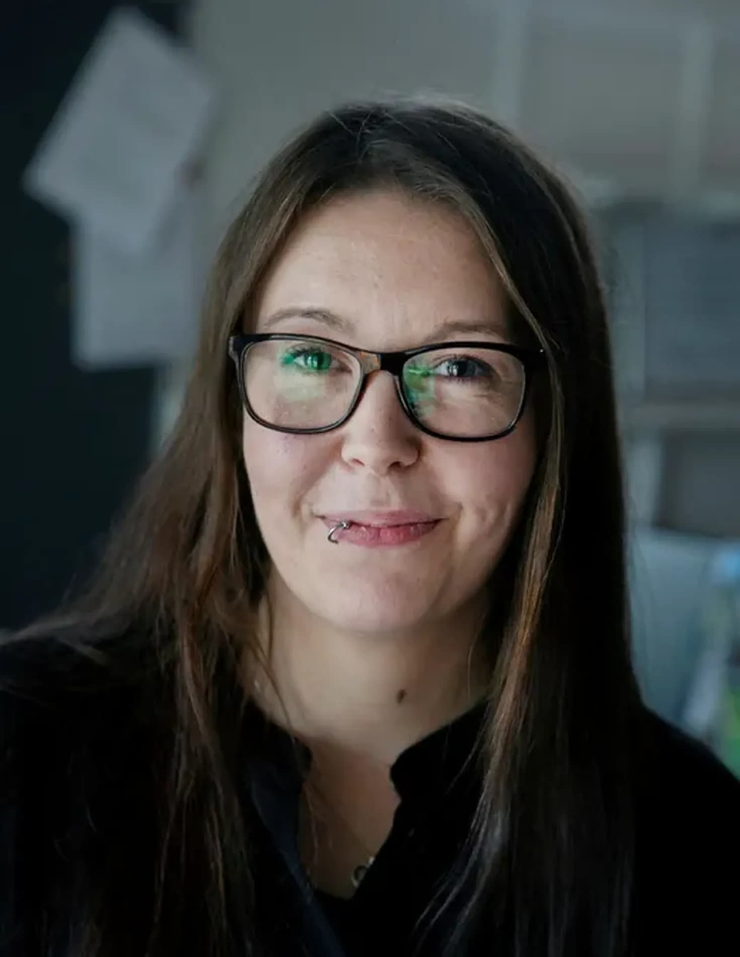 Erika Östling har glasögon och en svart skjorta