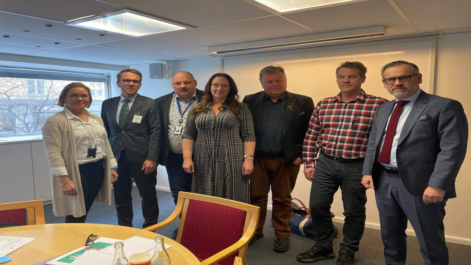 Gruppfoto SME-kommitténs presidium och Andreas Carlson (KD)
