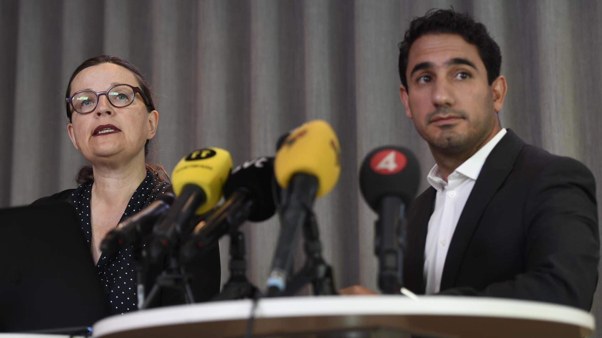 Gymnasieminister Anna Ekström och civilminister Ardalan Shekarabi och på en presskonferens.