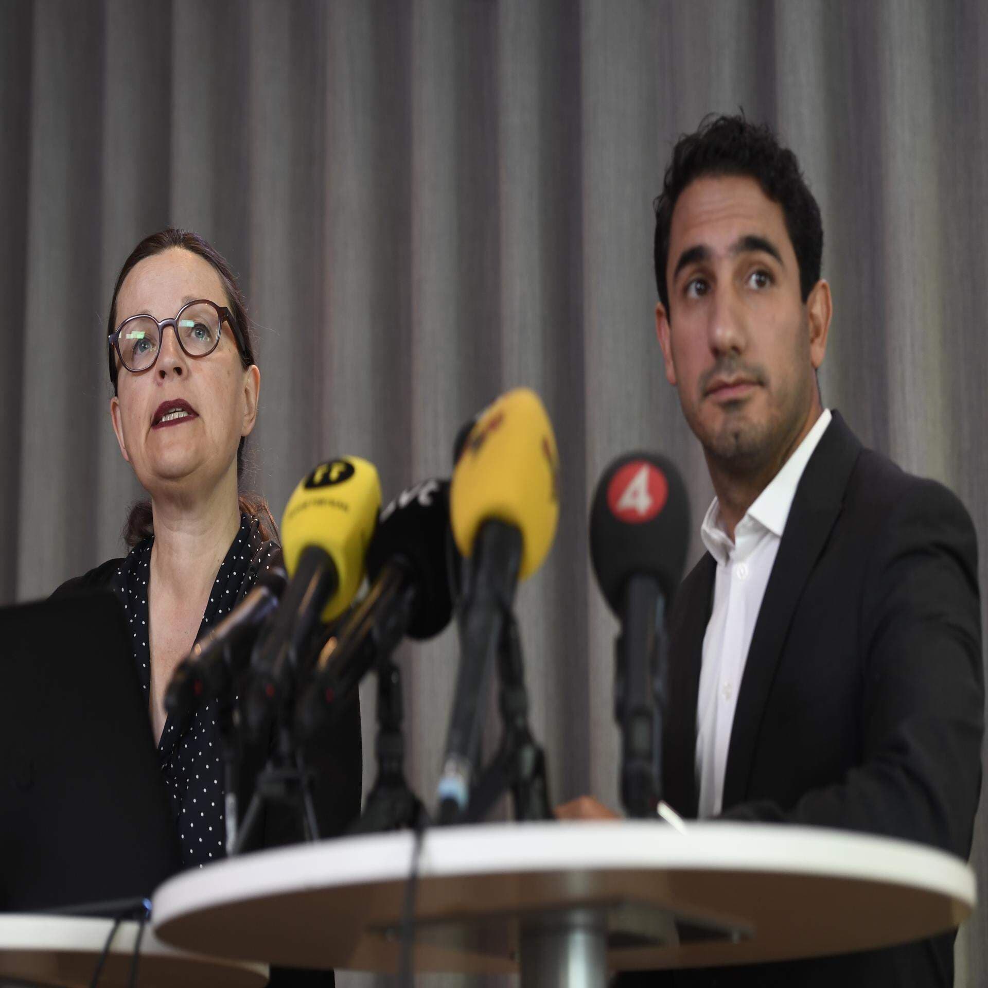 Gymnasieminister Anna Ekström och civilminister Ardalan Shekarabi och på en presskonferens.