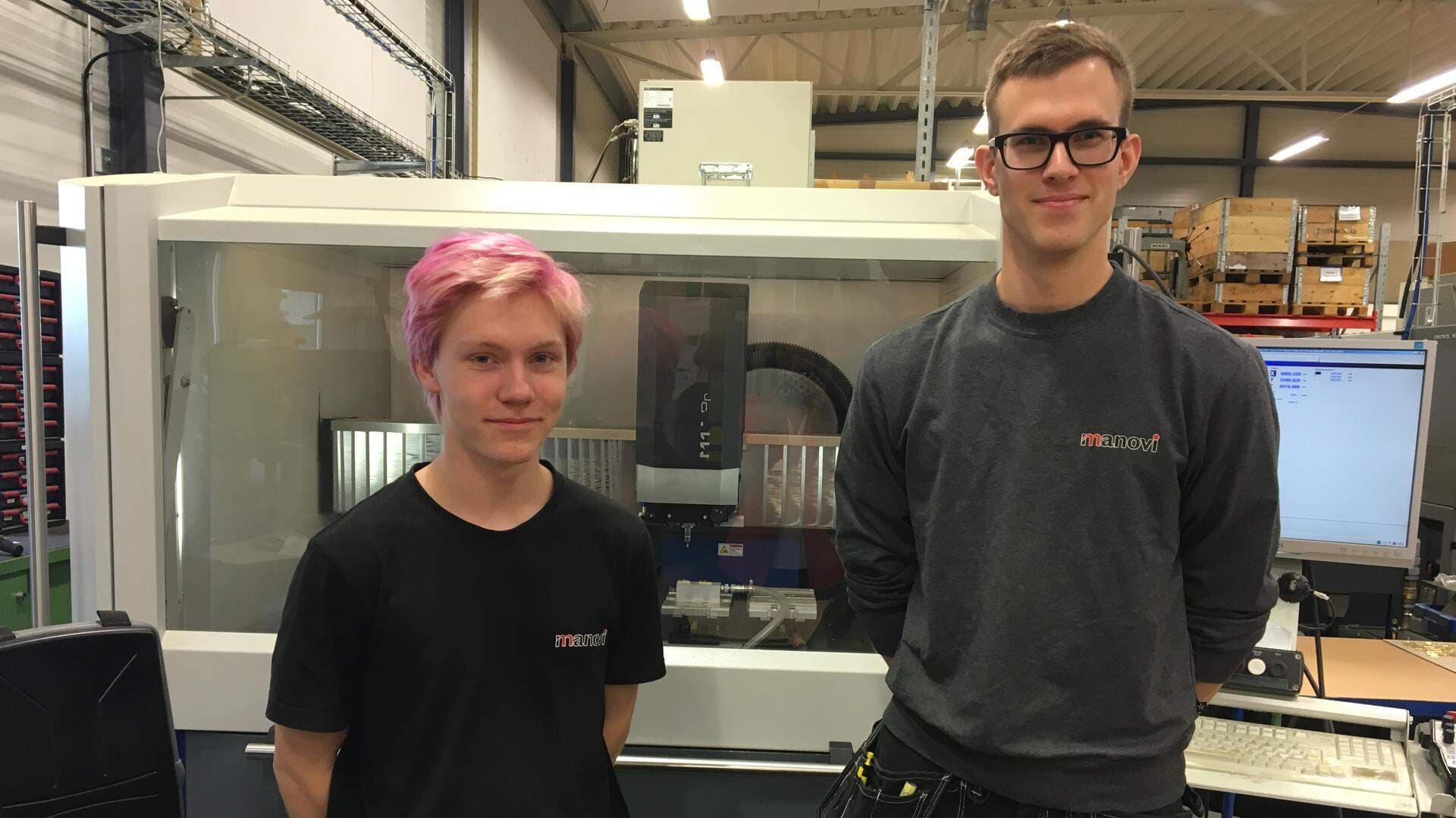 Mimo Karlsson (till vänster) är på praktik från Industriprogrammet ÅK 3, Pederskrivare skola i Varberg. Här tillsammans med Andreas Bengtsson, delägare i Manovi Varberg AB.