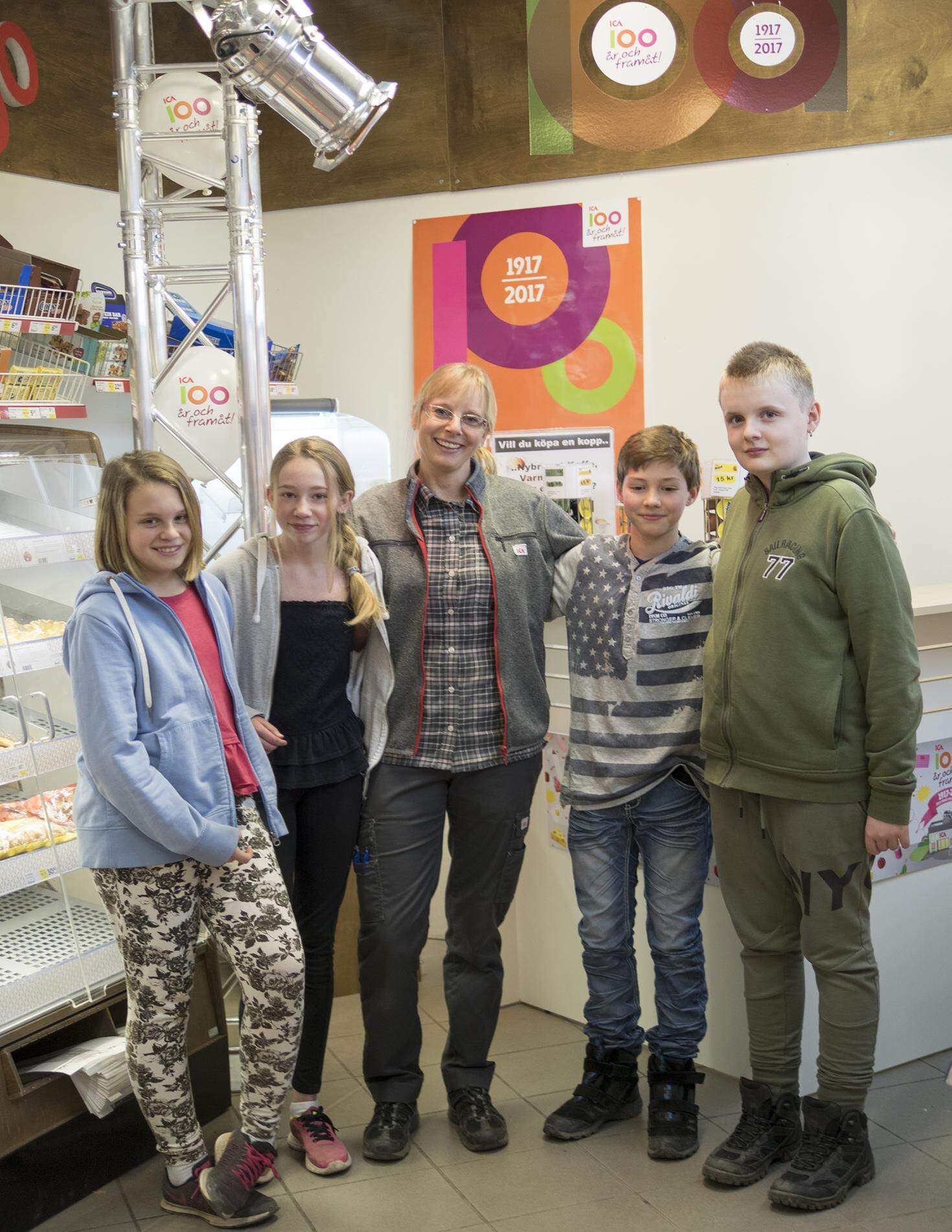 Elever tillsammans med Linnéa Sandström.