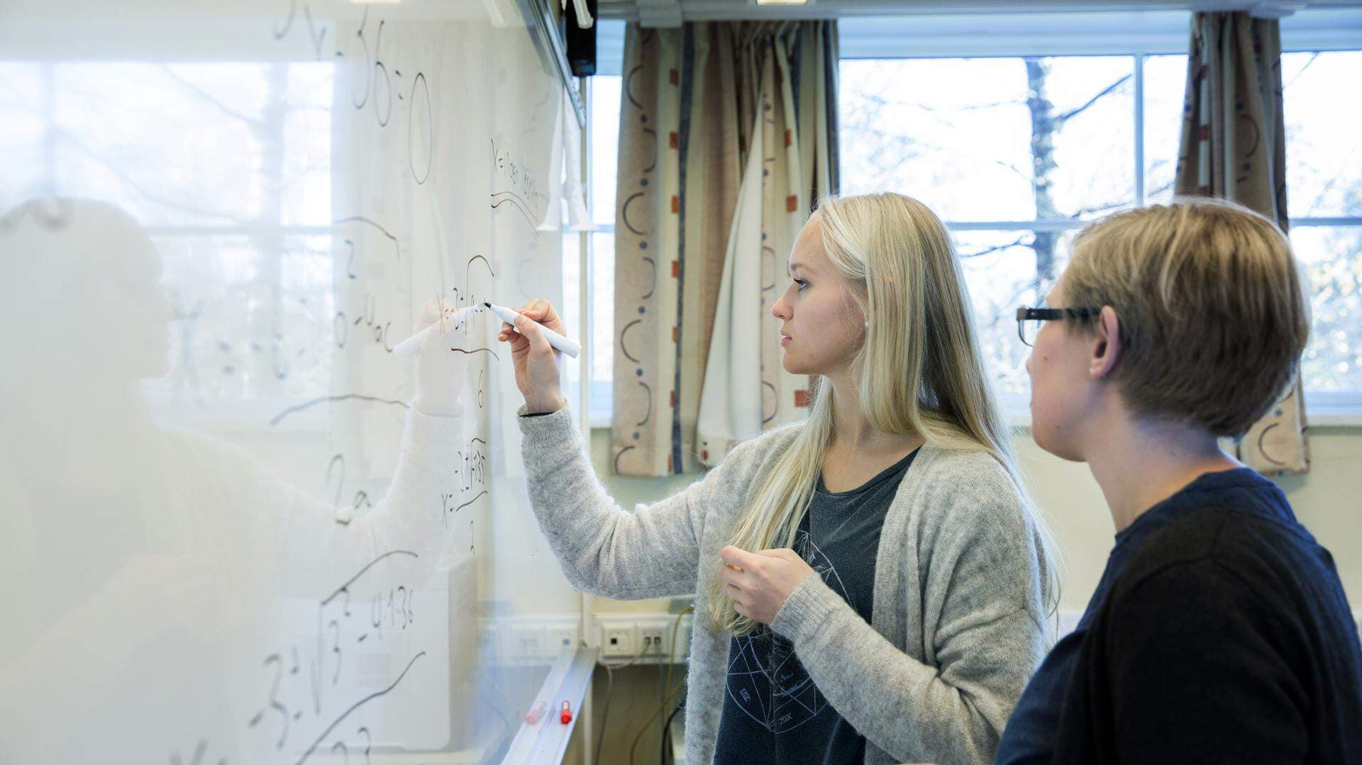 En ny undersökning från Statistiska centralbyrån, SCB, visar också att endast hälften av friskollärarna skulle söka sig till en kommunal skola, om deras nuvarande tvingades stänga.