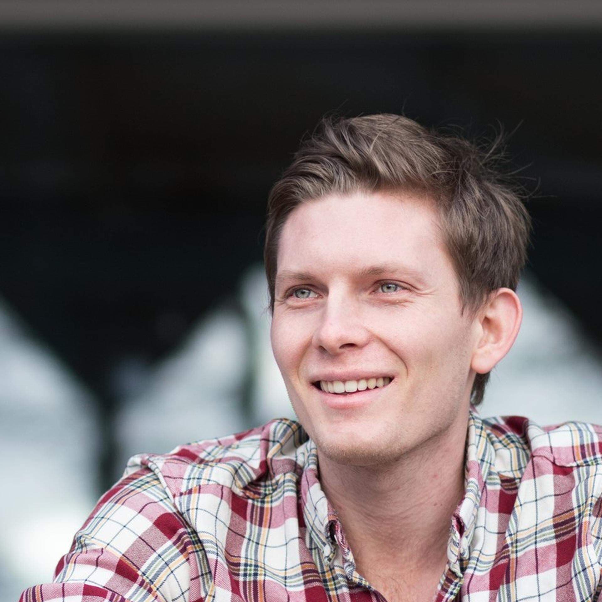 Björn Runow i en rutig skjorta