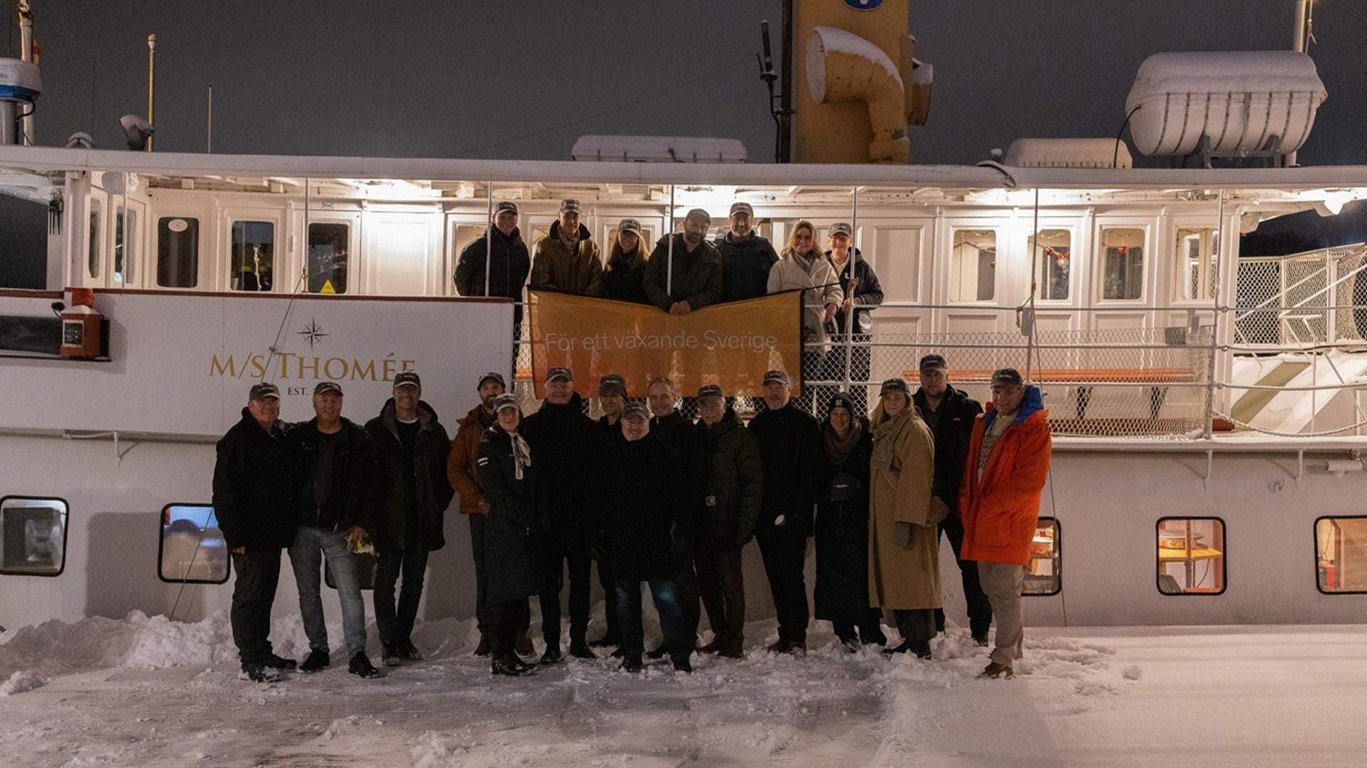 Deltagarna uppställda framför båten MS Thomée