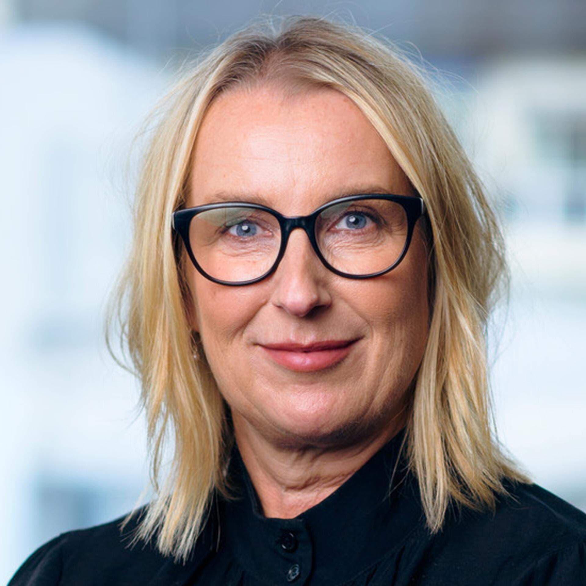 CSN-kuvert samt Mia Bernhardsen, chef för kompetensförsörjning