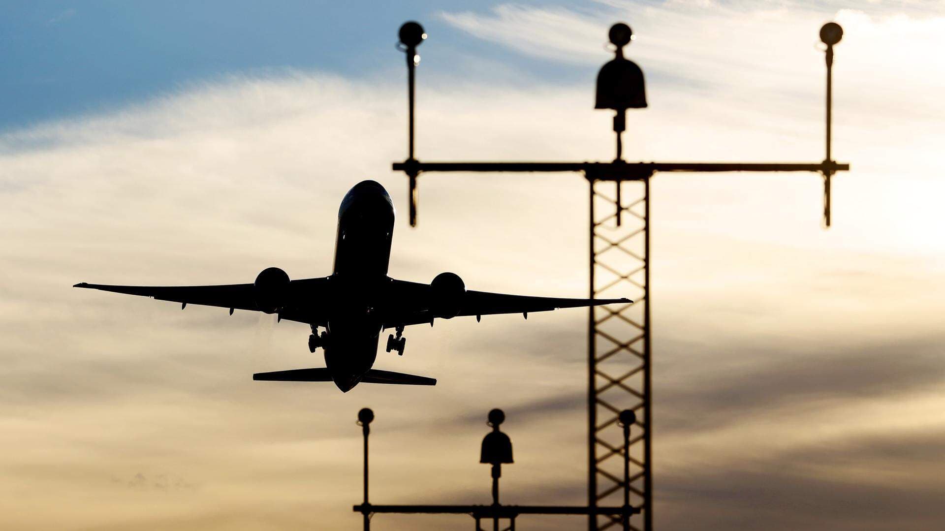 Flygplan i motljus
