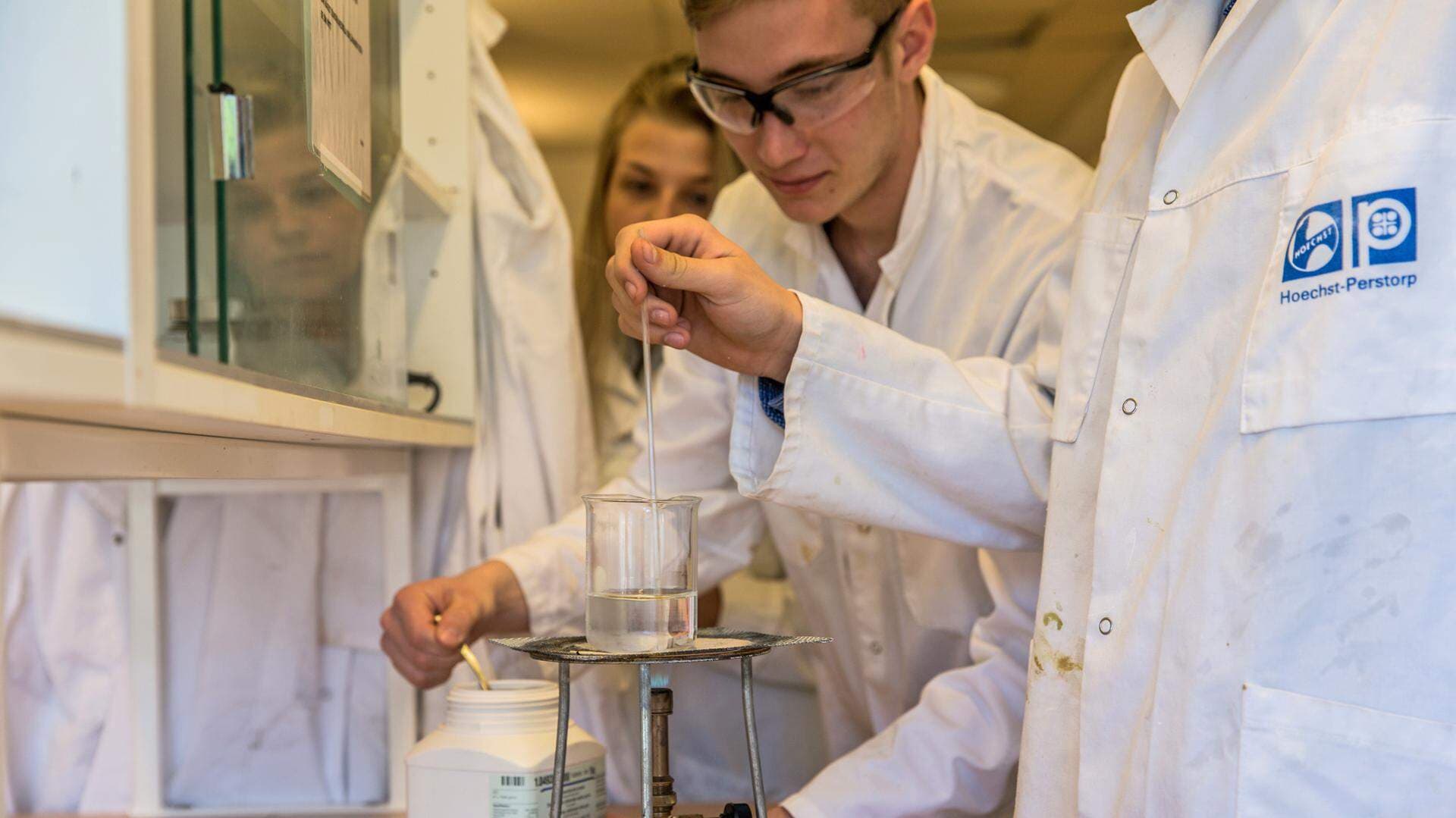 Elever gör kemiövningar