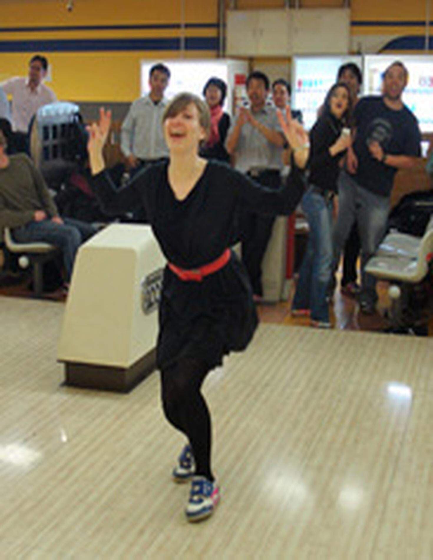 STRIKE. Hannah Gustafsson på bowling med japanska kursare, en av många teambuildingkvällar.