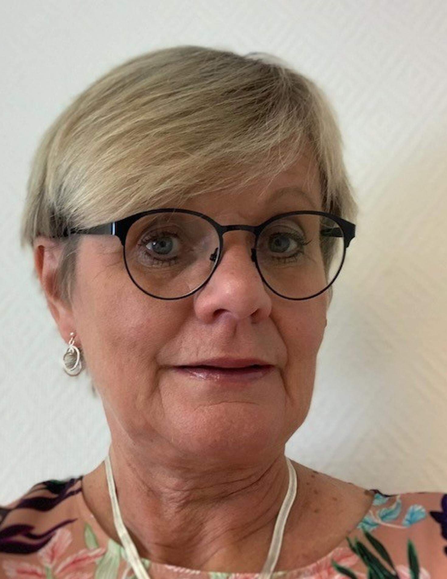 Porträttbild på Kristina Stillmark. Hon har glasögon.