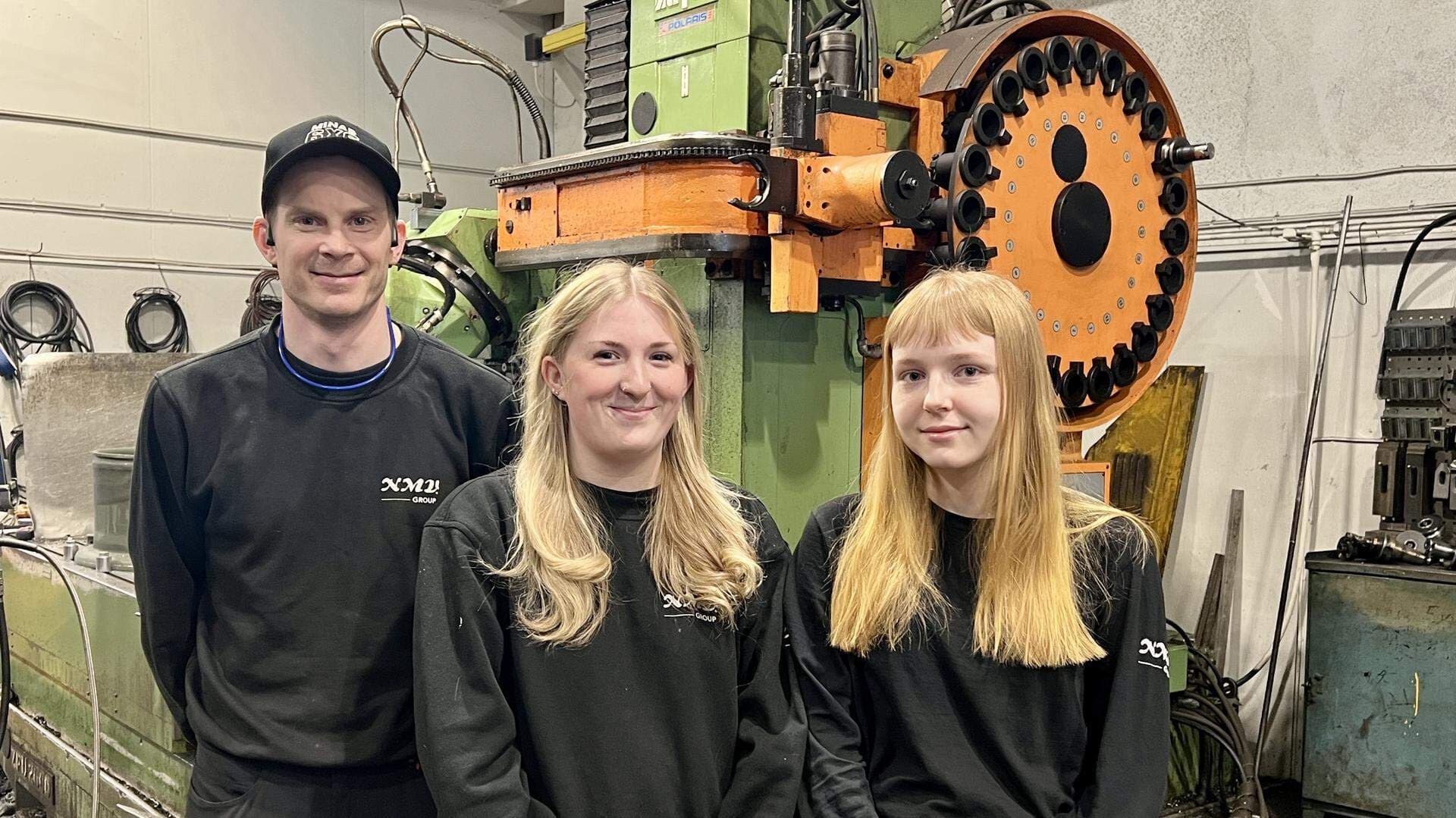 Elias Esberg, Ester Lageholm och Stella Rova står i en industrilokal.