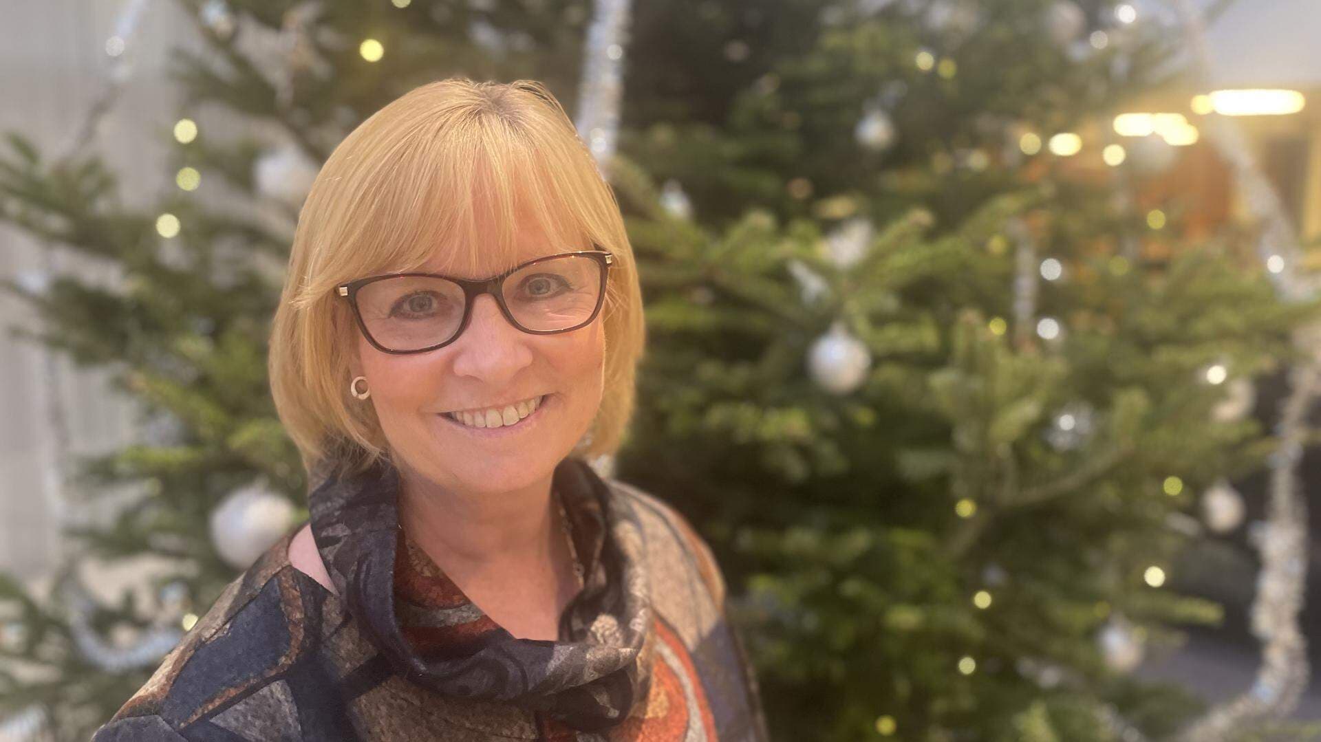 Marie Svensson framför julgran