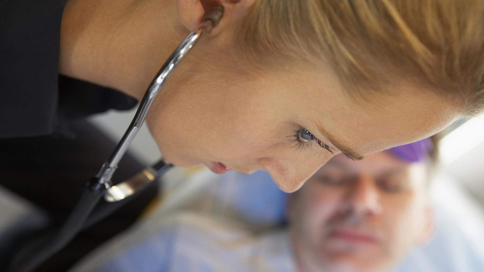 läkare med stetoskop