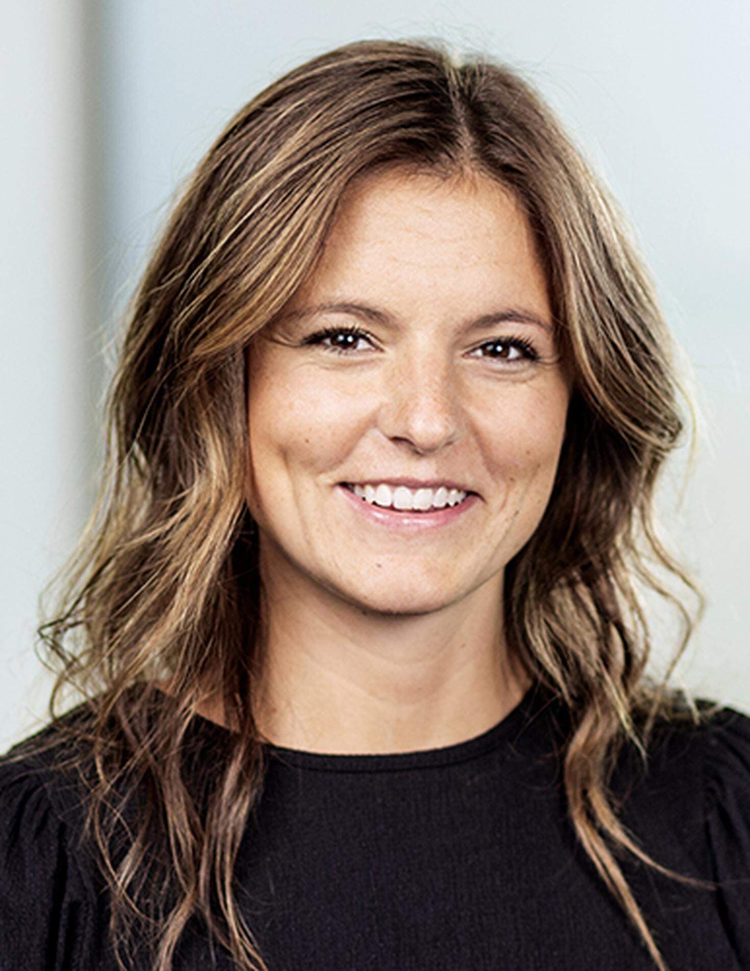 Evelina Åström ler och har en svart tröja