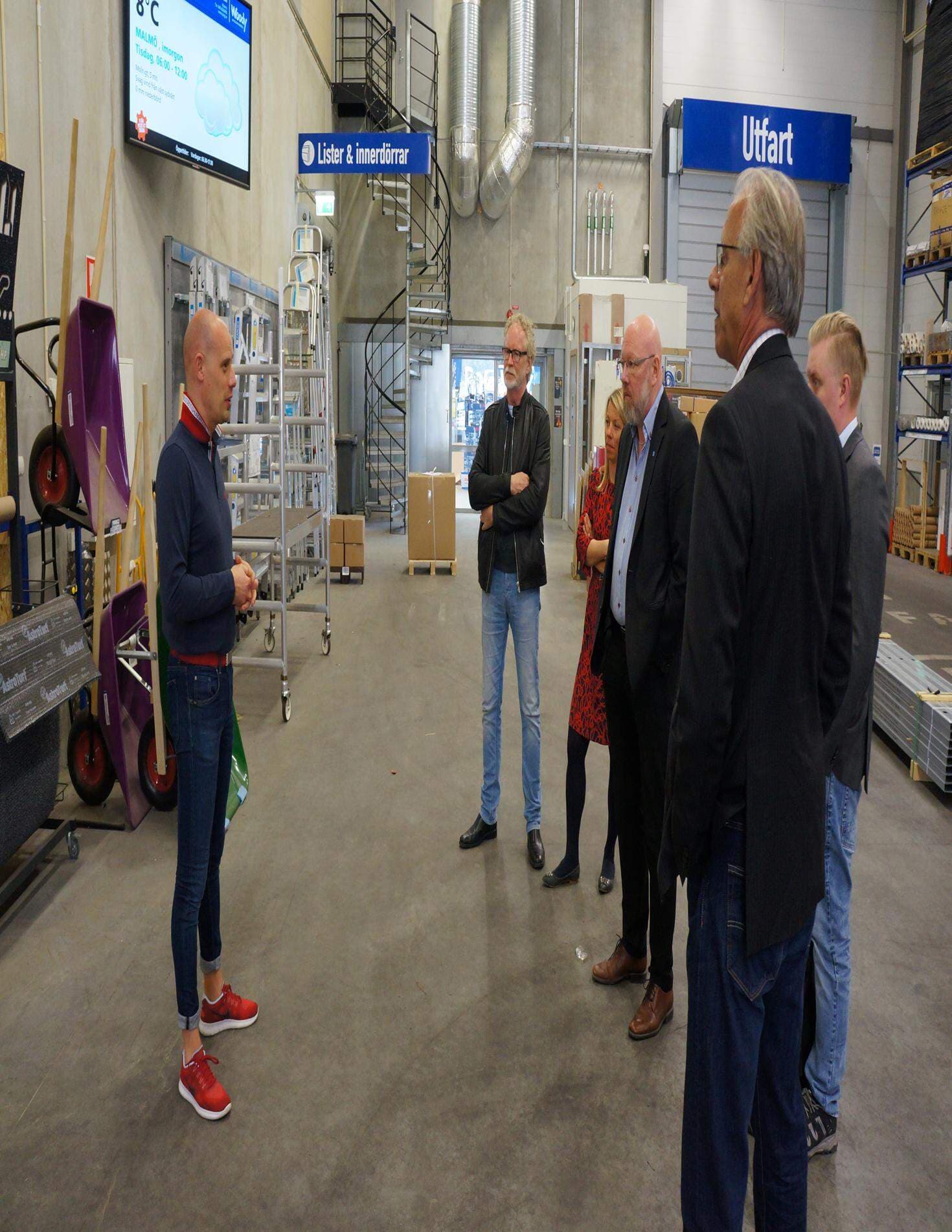 Kalle Gustafsson, vd PoG Woody Bygghandel, beskriver sin verksamhet för kristdemokratiska politiker.