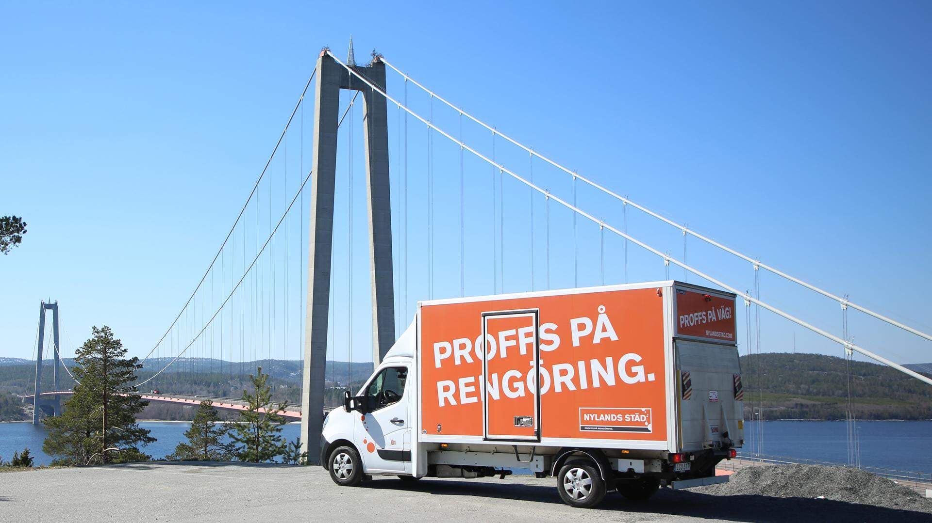 En Nylands städ-lastbil framför Höga Kusten-bron.