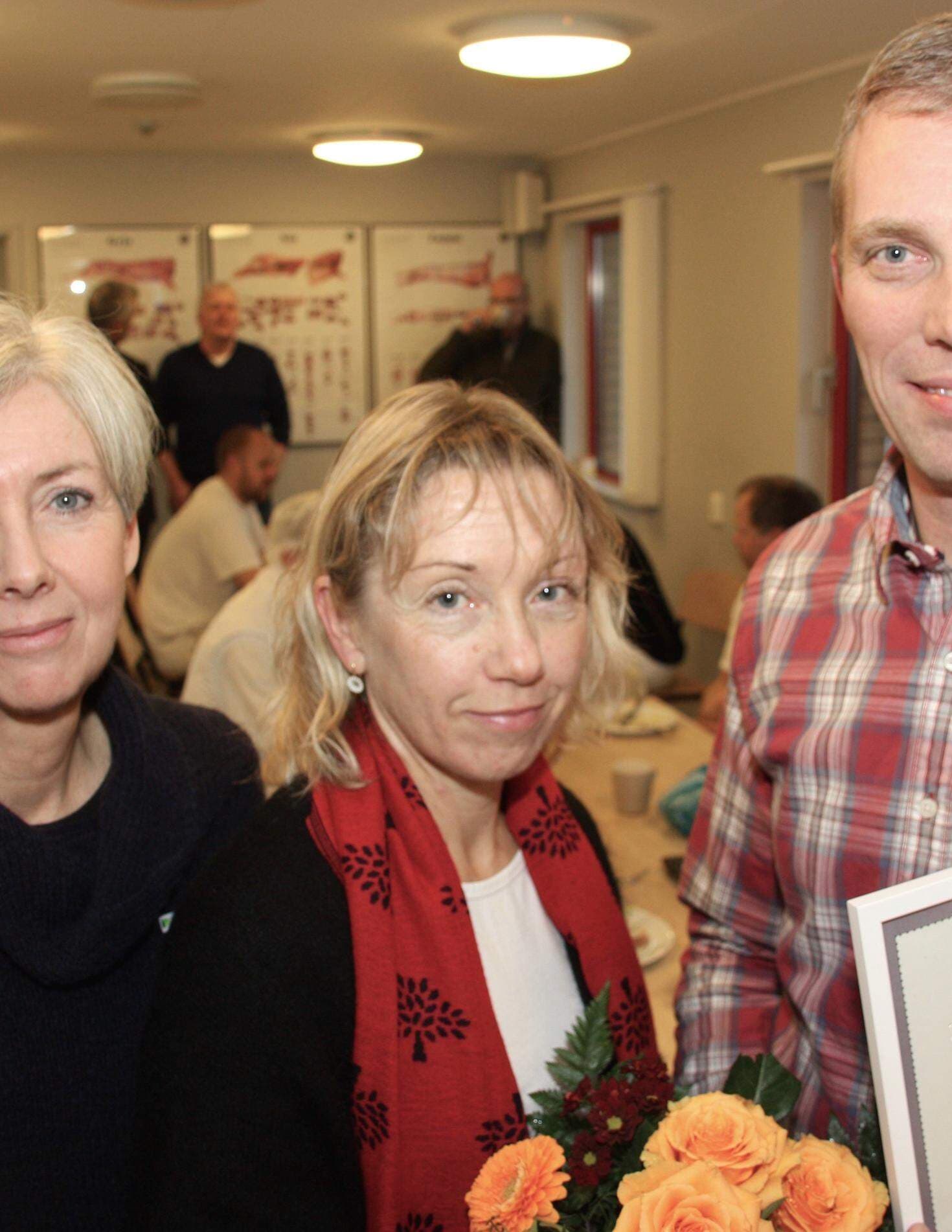 Maria Schönefeld och Carina Lindfelt från Prevent uppvaktade Christopher Malmqvist med stipendium, blommor och diplom.
