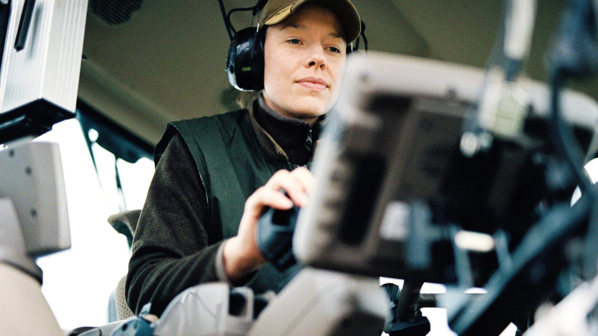 Arbetsledare styr maskin