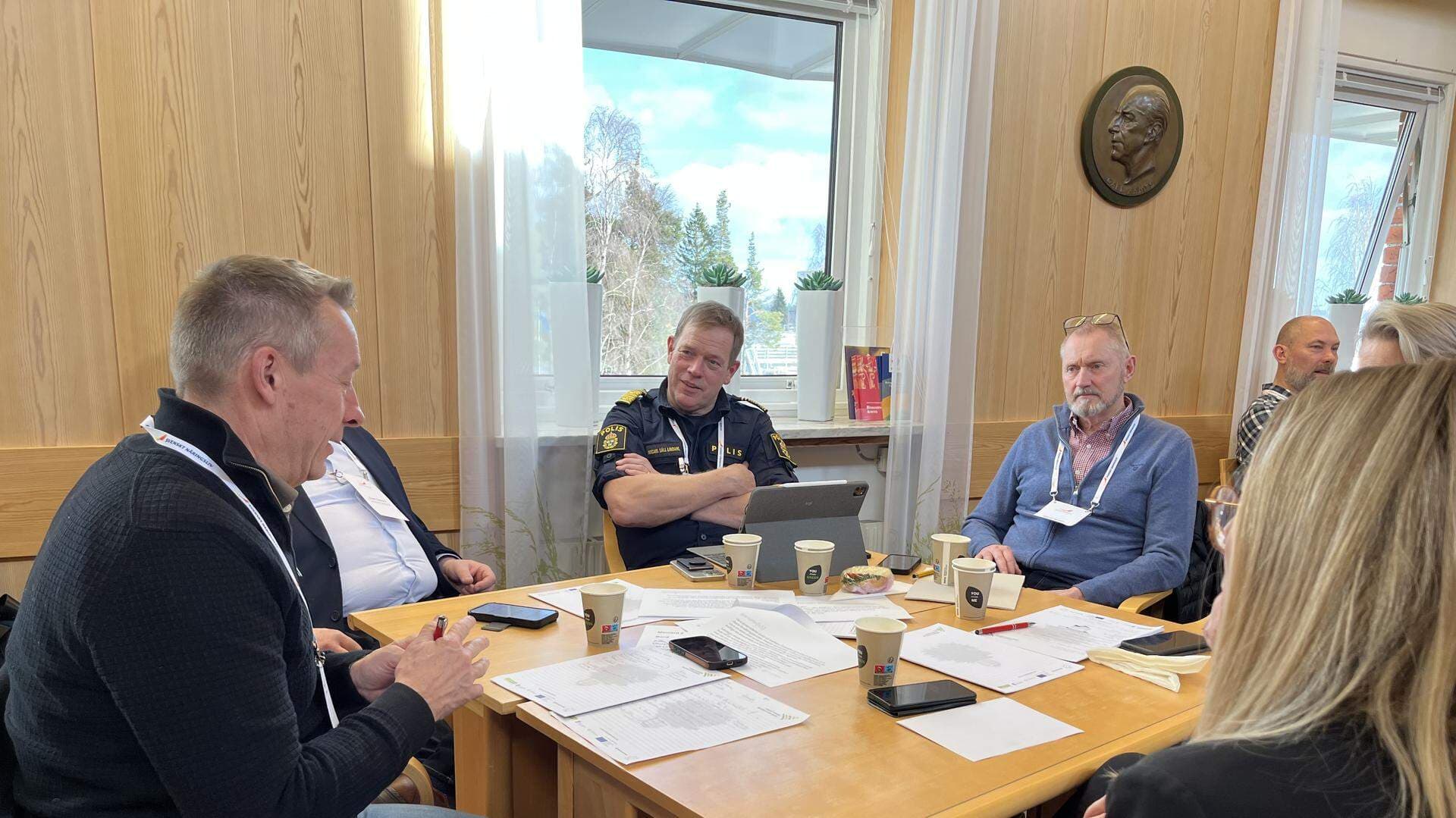 Diskussion i grupper vid bordet