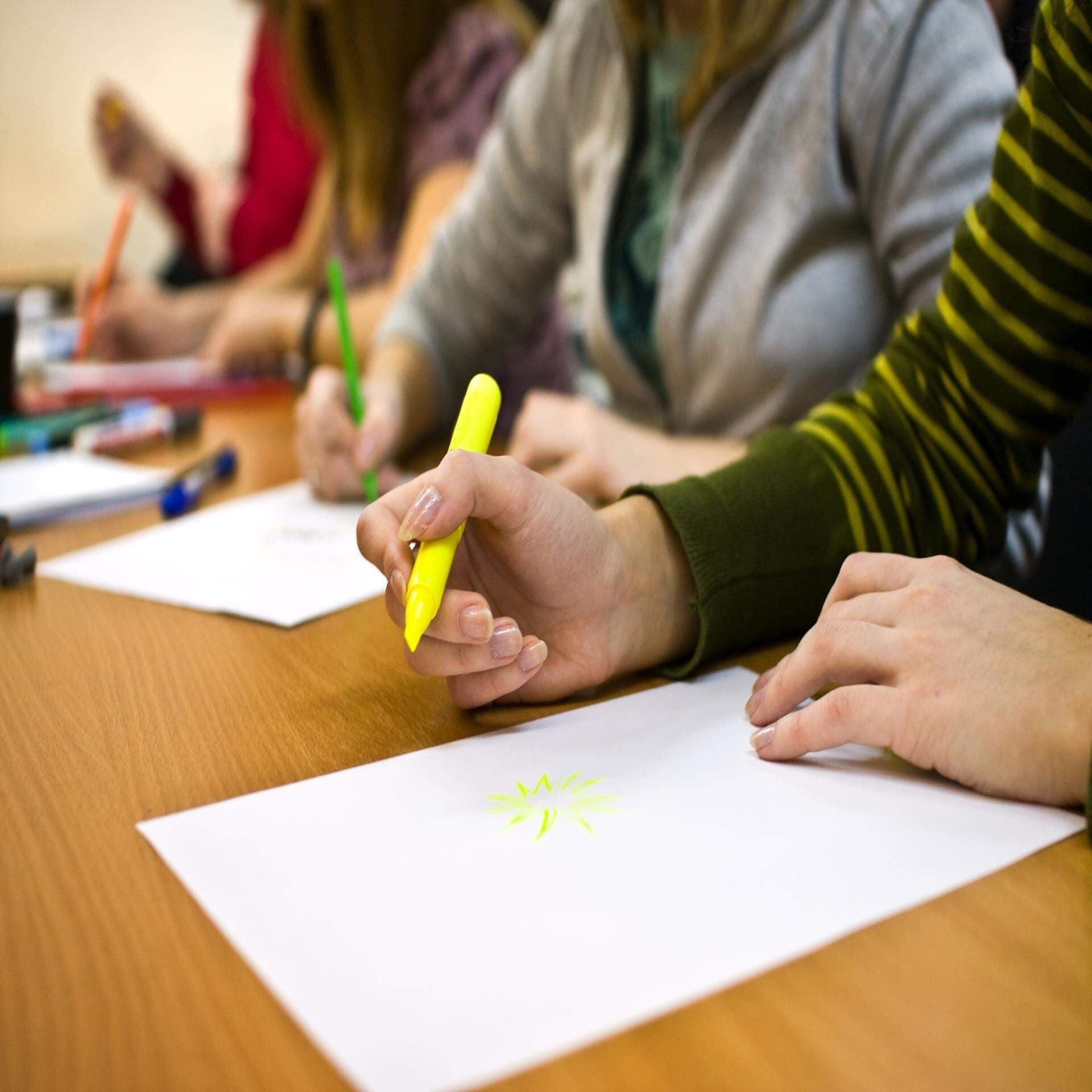 bild på elever skriver