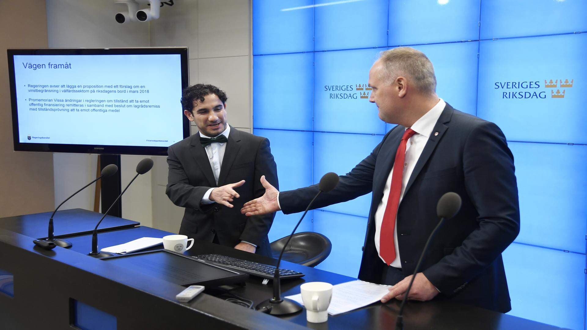Civilminister Ardalan Shekarabi (S) och Vänsterpartiets ledare Jonas Sjöstedt (V) håller pressträff i riksdagens presscenter. Regeringen och Vänsterpartiet är nu klara med ett lagförslag för att begränsa vinster i skolan och i omsorgen.