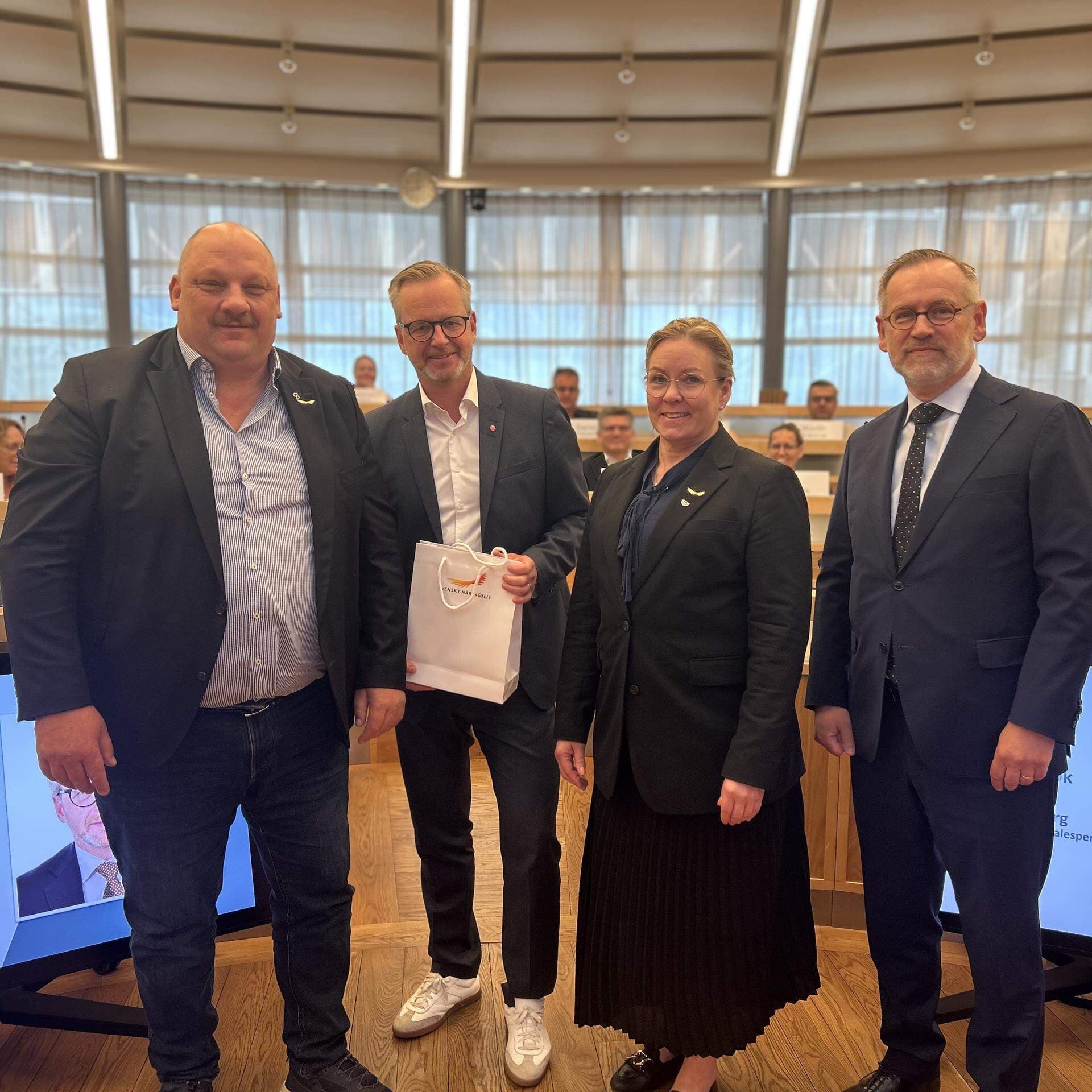 Mikael Damberg flankerad av Jörgen Rasmusson, Jens Hedström och Anna Hedensjö Johansson vid besök på SME-kommittén.