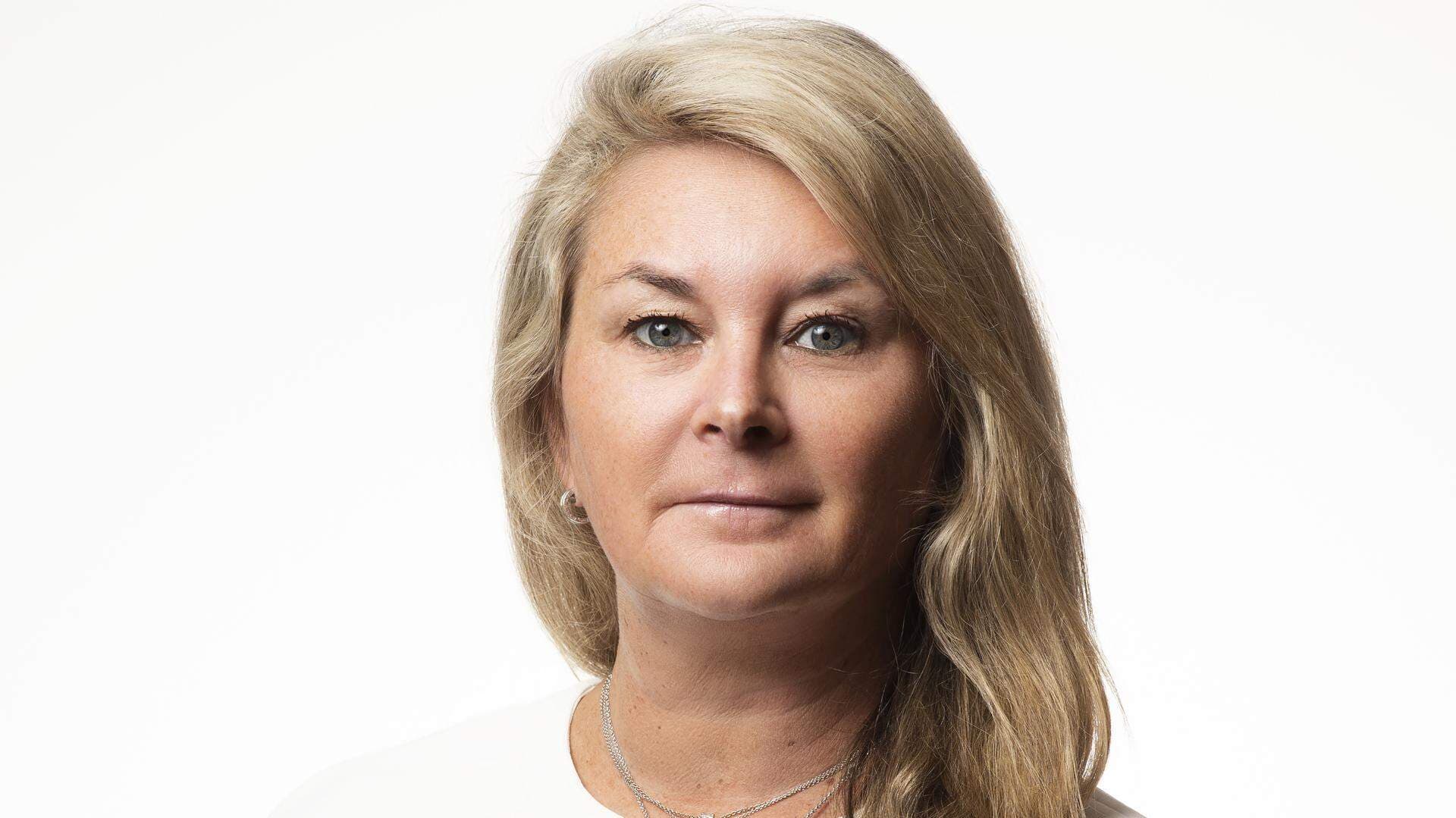 Ulrika Wallén i vit 3/4-blus