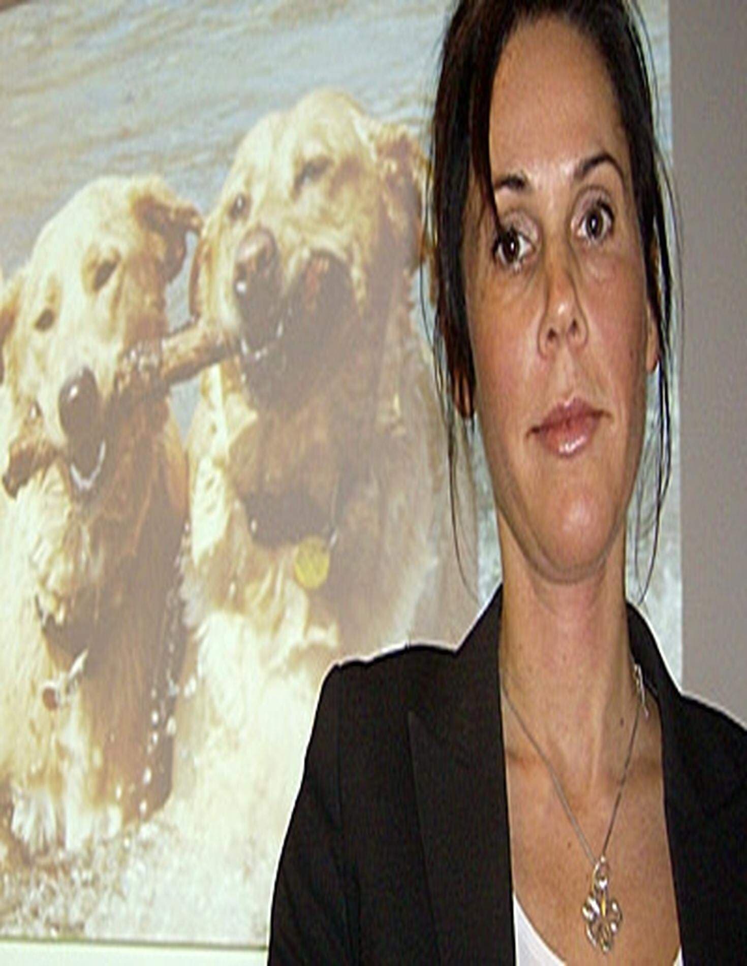 Agneta Olsson bredvid två hundar som illustrerar hur svårt det kan vara för ägaren att släppa taget.