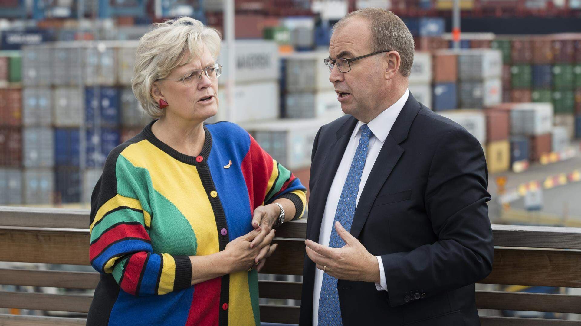 Carola Lemne och APM Terminals vd Henrik Kristensen i Göteborgs hamn.