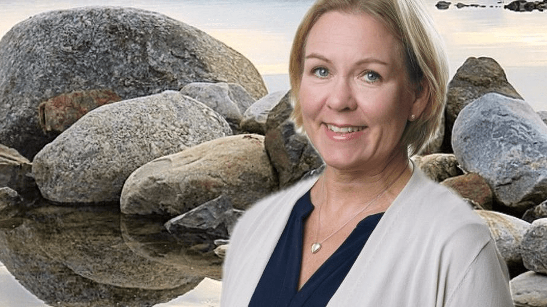 Anna Hedensjö Johansson framför stenar