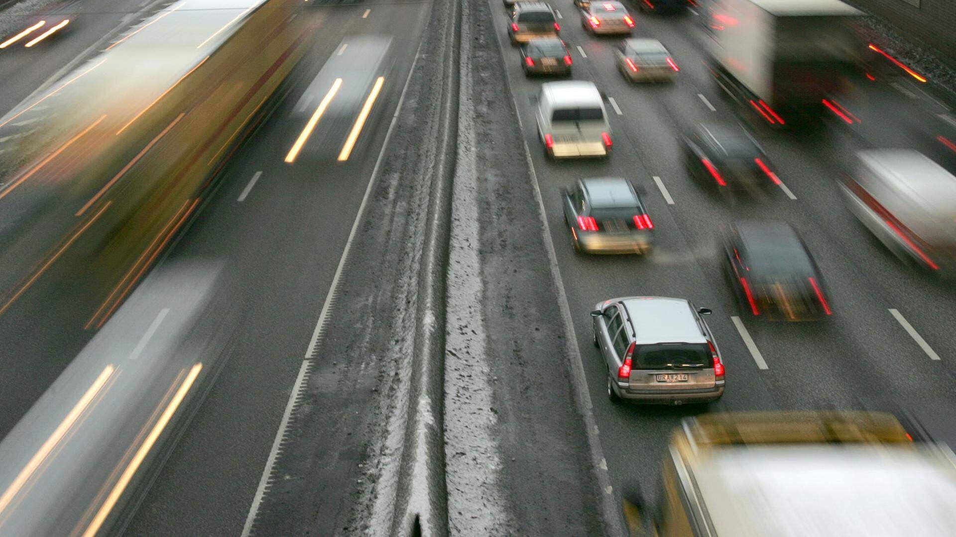 Motorväg med biltrafik.