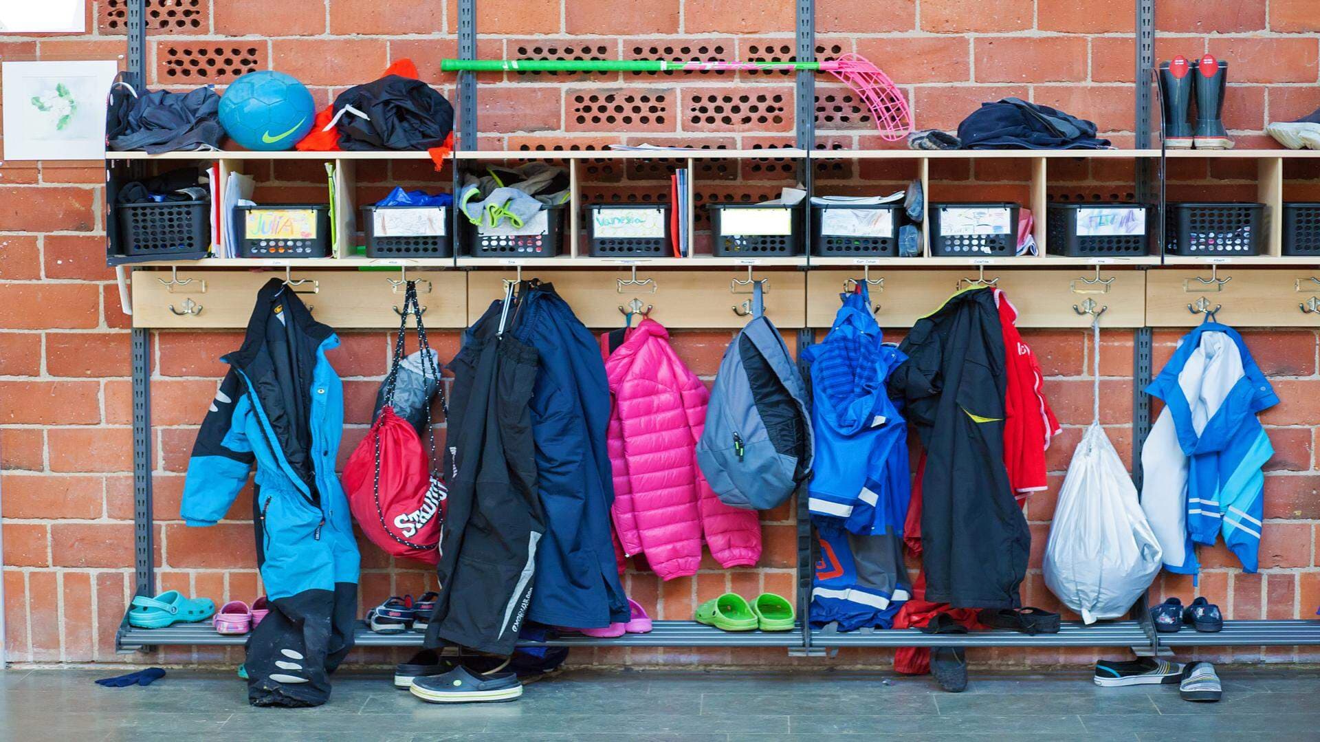 Klädhangare och förvaringsplatser i skola