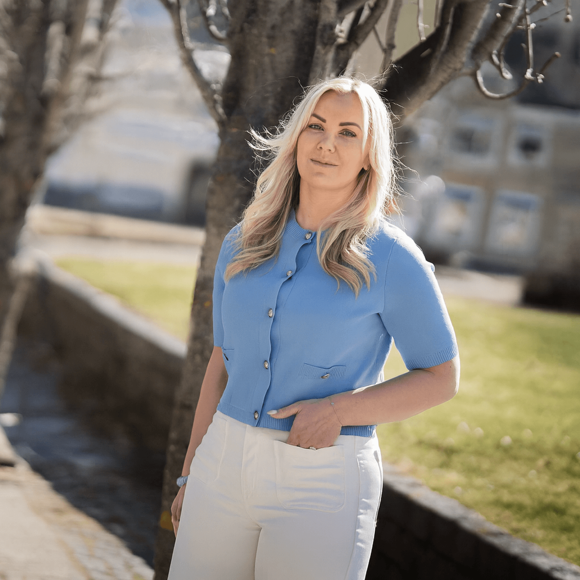 Karin Ejdemo står utomhus och har en blå skjorta.