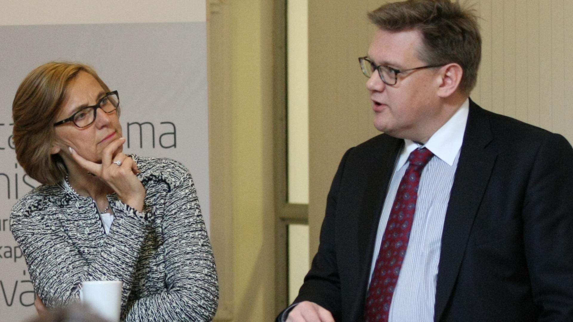 Karin Åhman, tidigare professor i offentlig rätt vid Uppsala, och Lars Henriksson, professor i rättsvetenskap vid Handelshögskolan i Stockholm, sågar regeringens lagrådsremiss om vinsttak i välfärden.