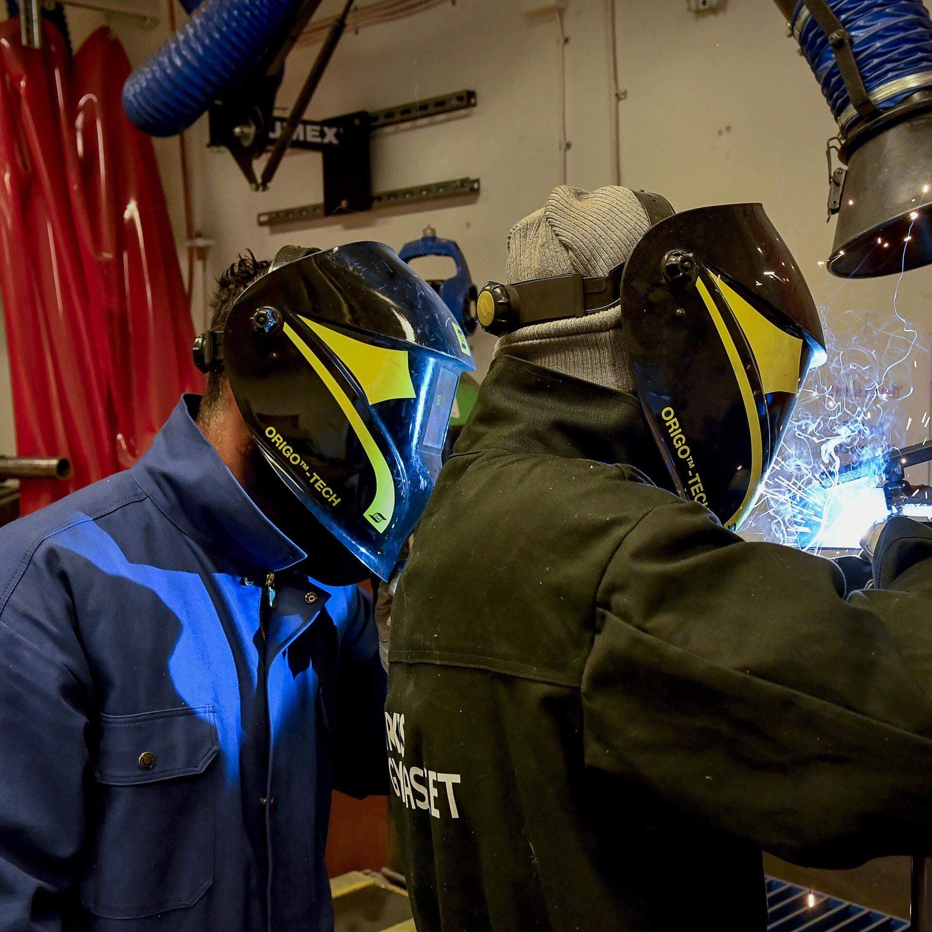 Elever på industritekniskt gymnasium lär sig svetsa