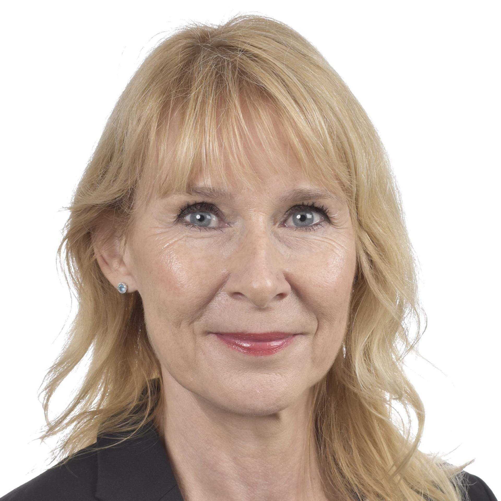 Merit i mörk kavaj och mörkblå topp med glaspärlor runt halsmynningen