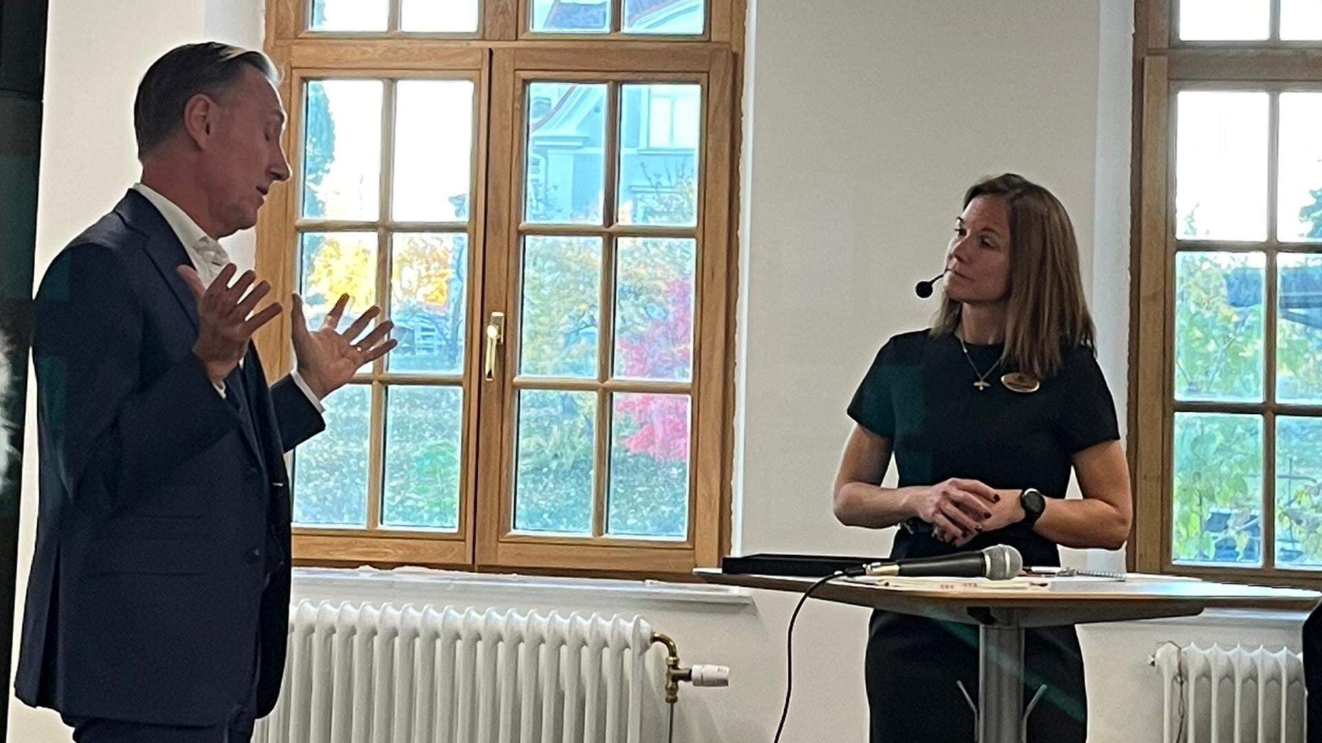 Jan-Olov Jacke, vd Svenskt Näringsliv, och Ida-Maria Rydberg, näringslivschef Kungsör kommun i samtal på företagarfrukost i Kungsör.