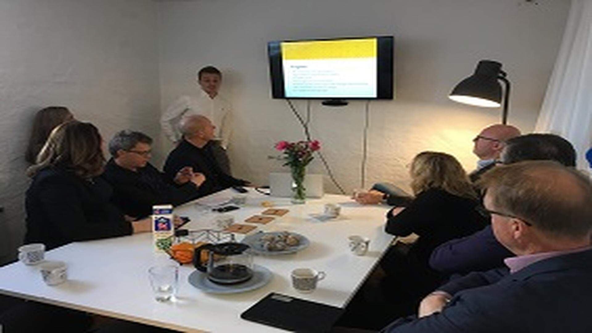 Johan, vd Dobus AB, fick besök av Hallands riksdagsledamöter.