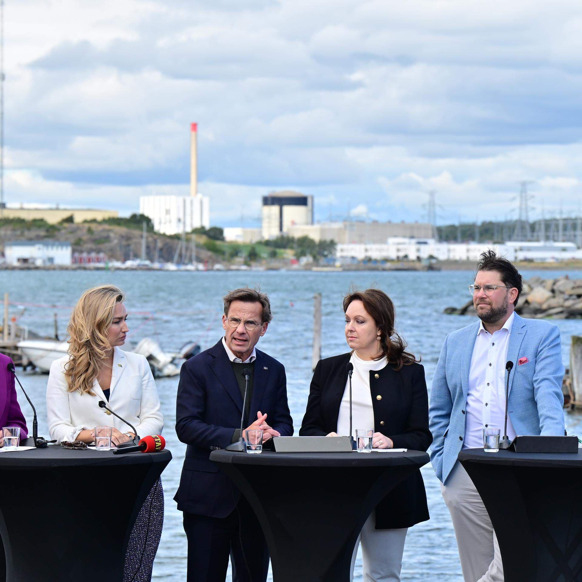 Utbildnings- och integrationsminister Simona Mohamsson (L), energi- och näringsminister Ebba Busch (KD), statsminister Ulf Kristersson (M), Vattenfalls vd Anna Borg, Jimmie Åkesson (SD) och finansminister Elisabeth Svantesson (M) under en pressträff vid Ringhals kärnkraftverk.