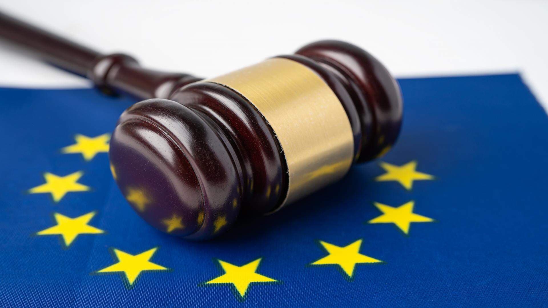 En ordförandeklubba som ligger på en EU-flagga