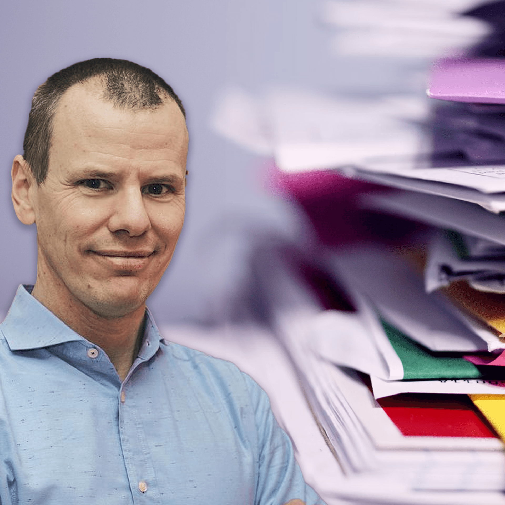 Pontus Angland och en hög med dokument