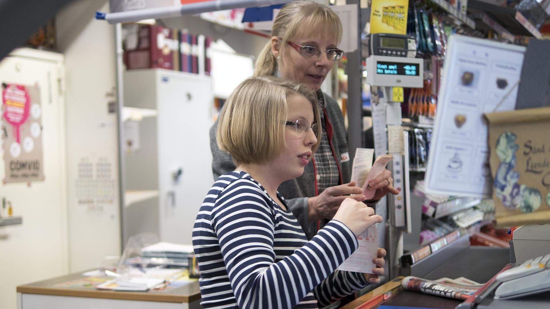 Elev provar på kassan.