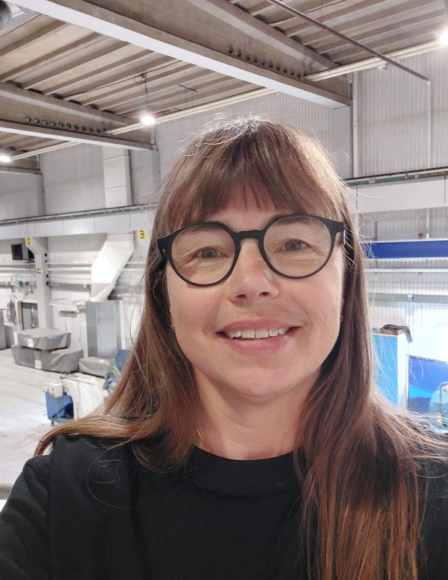 Janita Palmqvist, ordförande för Teknikföretagen i Jämtland står i en industrilokal.