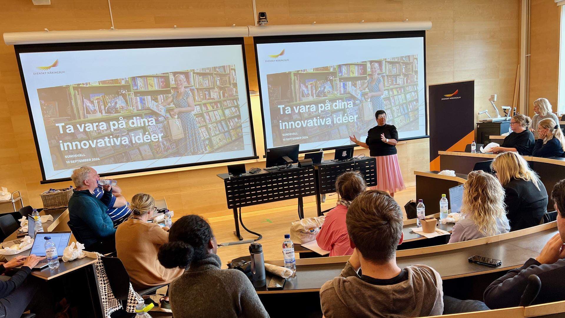 Det är ett foto över föreläsningssalen.